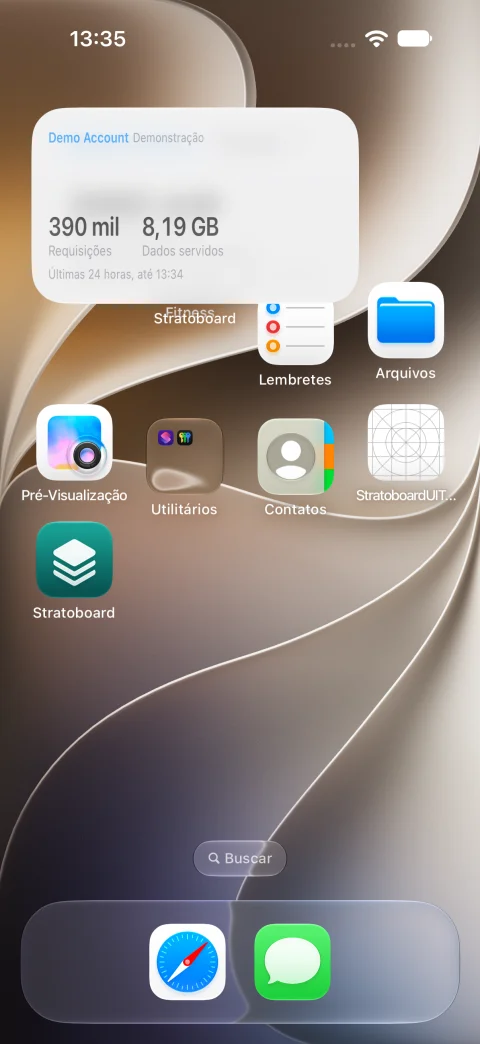 Captura anterior da tela inicial do iPhone com o widget do Stratoboard em demonstração. Os totais de tráfego e o nome da conta são inventados.